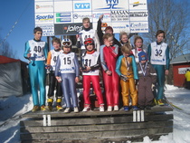 PU:n hyppääjiä Valkeakosken kisojen 2012 palkintosaaliin kera