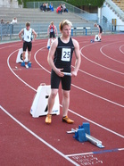 Markus Lassila odottelee 4 x 300 m viestin aloitusta. (kuvat: copyright © 2007 Hanna-Mari Helkkala) 
