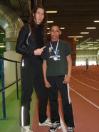 MM-pronssimitalisti ja pituushypyn SE-mies (819 cm) Tommi Evilällä oli harjoitustauolla Helsingissä aikaa jututtaa piiriottelussa hopealle hypännyttä 12-vuotiasta Sakari Opokua.
(Copyright © 2007 Heikki Vanhala)
