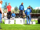Kolmiloikan palkintokorokkeella Mäkitalo (vas.), Otto Ylöstalo, onnittelemassa valmentajaisänsä ja Nico Rissanen.Taustalla keihään mestari, MM-2, Carita Hinkka. (kuvat copyright © 2007 Hanna-Mari Helkkala) 
